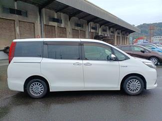 2015 Toyota Esquire - Thumbnail