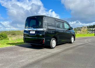 2015 Toyota Voxy - Thumbnail