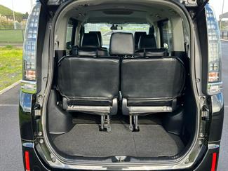 2015 Toyota Voxy - Thumbnail