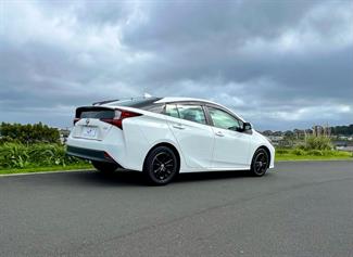 2021 Toyota Prius - Thumbnail