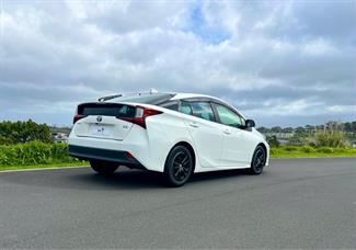 2021 Toyota Prius - Thumbnail