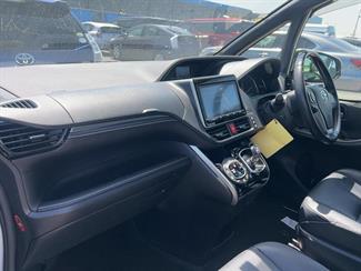 2016 Toyota Esquire - Thumbnail