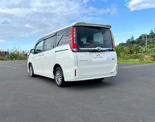 2015 Toyota Esquire - Thumbnail