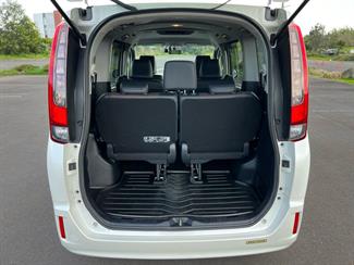 2015 Toyota Esquire - Thumbnail