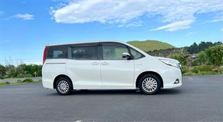 2015 Toyota Esquire - Thumbnail