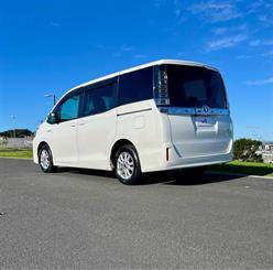 2019 Toyota Voxy - Thumbnail